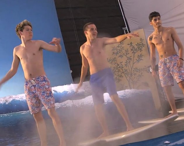 One Direction presumen de torso en su nuevo vídeo 'Kiss You'