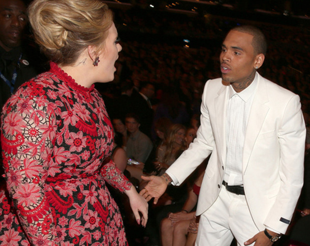 Adele abronca a Chris Brown en los Grammy por no levantarse ante Frank Ocean