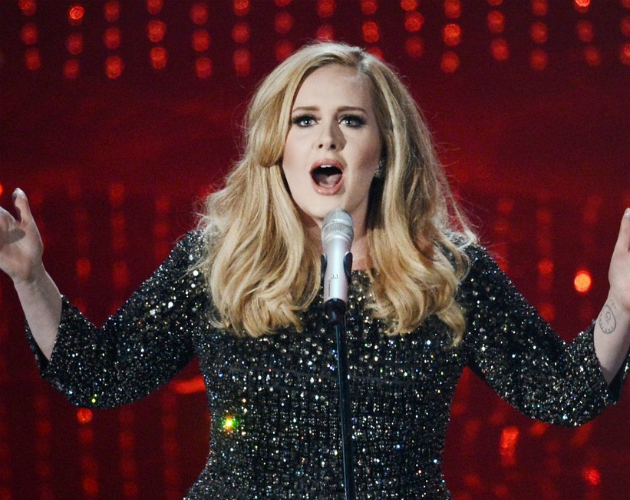 Adele celebró su Oscar con una hamburguesa