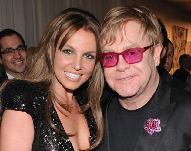 Britney Spears brilla como morena en la fiesta de los Oscar de Elton John