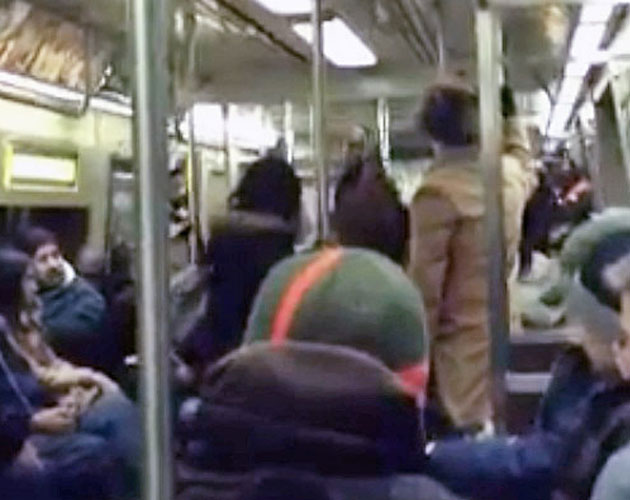 Un gay responde a un predicador antigay en el metro de Nueva York y recibe aplausos