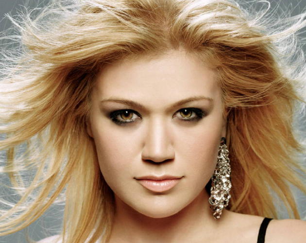 Polémica: Kelly Clarkson responde a las memorias de Clive Davis