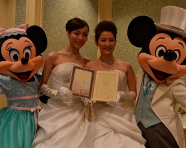 Dos japonesas, el primer matrimonio gay en Disneyland Tokyo