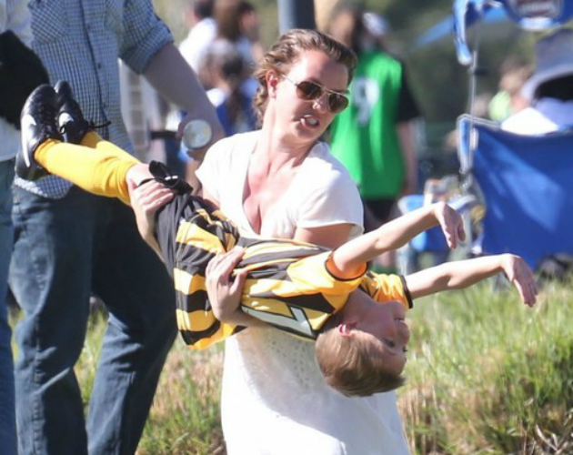 Britney Spears vuelve a presumir de familia como soccer mom