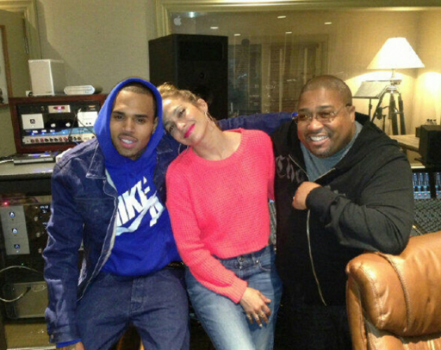Jennifer Lopez alista a Chris Brown para su décimo disco