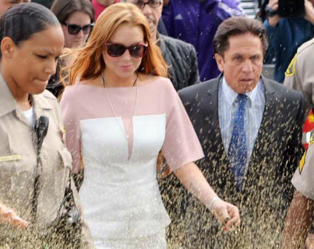 Lindsay Lohan, rociada con purpurina al entrar a los juzgados
