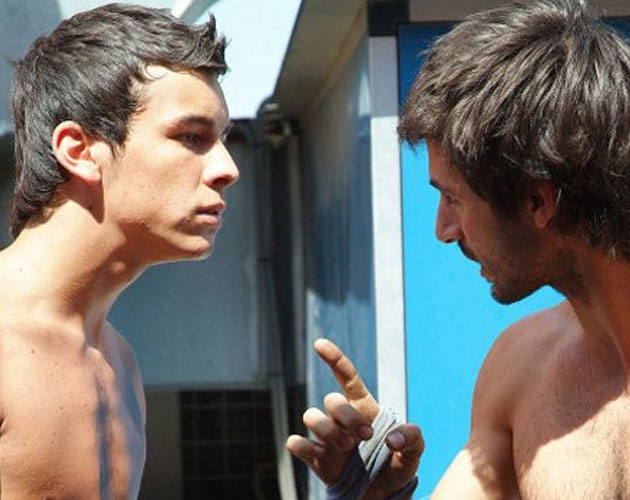 Mario Casas y Hugo Silva se besan en 'Las Brujas De Zugarramurdi'