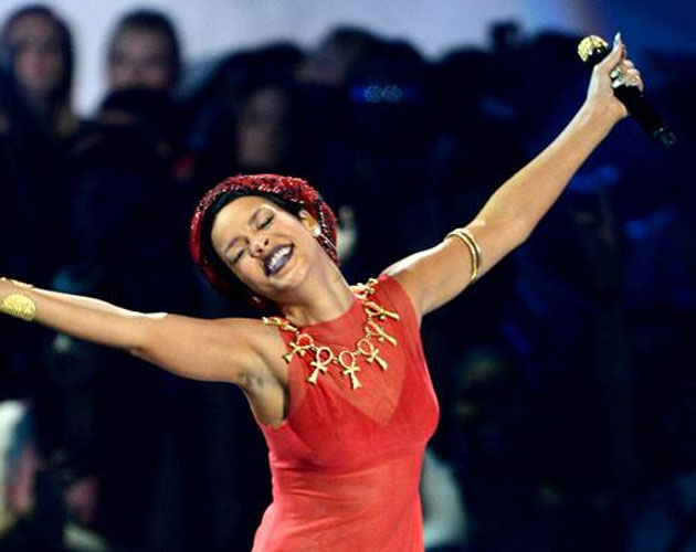 Rihanna hace playback sin ponerse el micrófono en la boca en uno de sus últimos conciertos