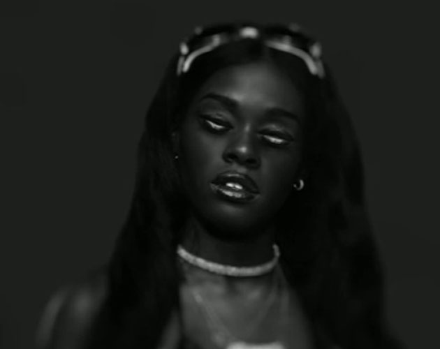 Azealia Banks estrena teaser eterno del vídeo de '#YUNGRAPUNXEL'