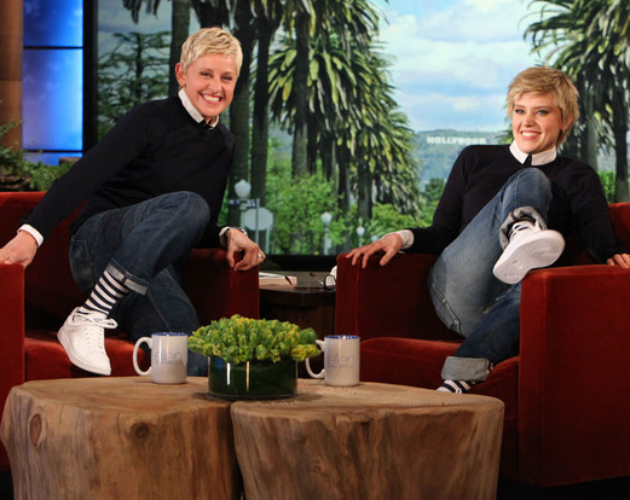 Kate McKinnon, la primera lesbiana de 'Saturday Night Live', se disfraza de Ellen en su propio programa