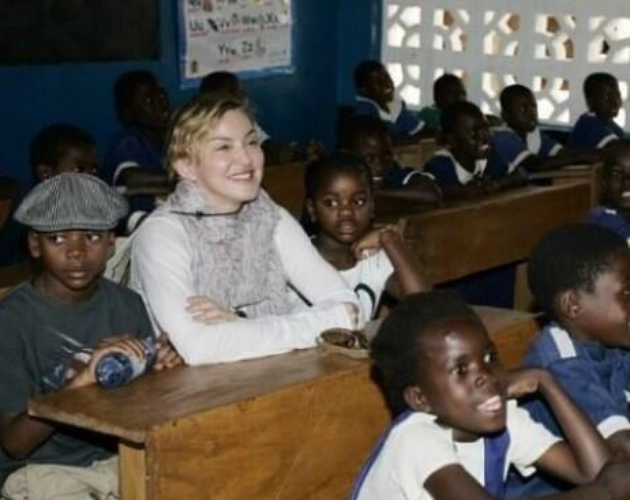 Madonna vuelve a Malawi con sus hijos adoptados