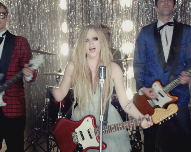 Avril Lavigne se niega a crecer en su nuevo vídeo 'Here's To Never Growing Up'