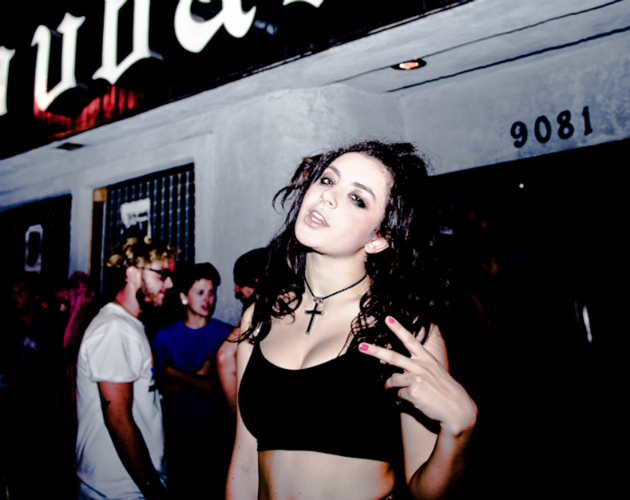 Charli XCX versiona de forma excepcional el 'I Want It That Way' de Backstreet Boys