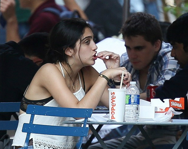 Drama: Lola, la hija de Madonna, se pone las botas comiendo fast food