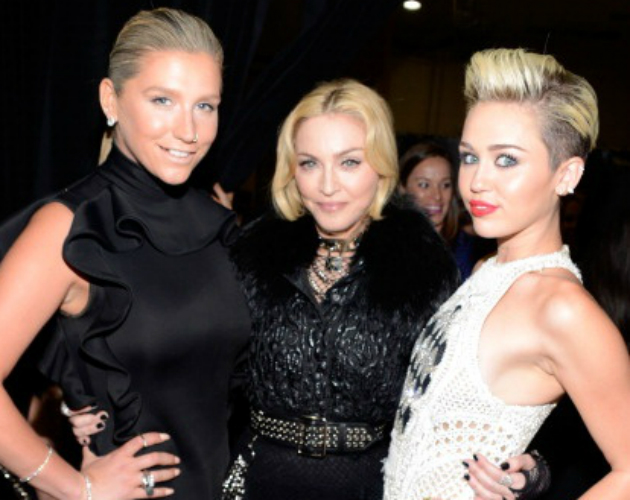 Madonna posa con las celebrities de los Billboard Music Awards