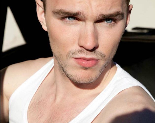 Nicholas Hoult, buenorro en 'Flaunt'