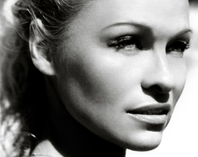 Pamela Anderson, más diva que nunca en una sesión a cargo de Mario Testino