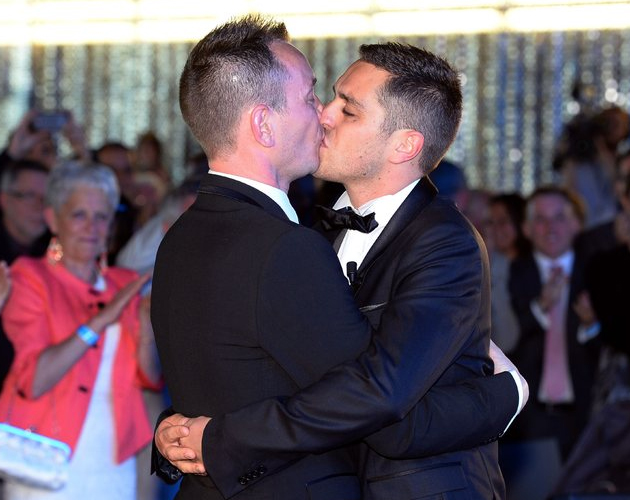 Primera boda gay en Francia, celebrada bajo la protección de 100 policías