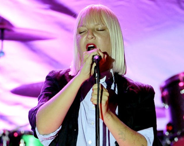 Sia canta 'Titanium' en acústico por primera vez en un evento benéfico gay