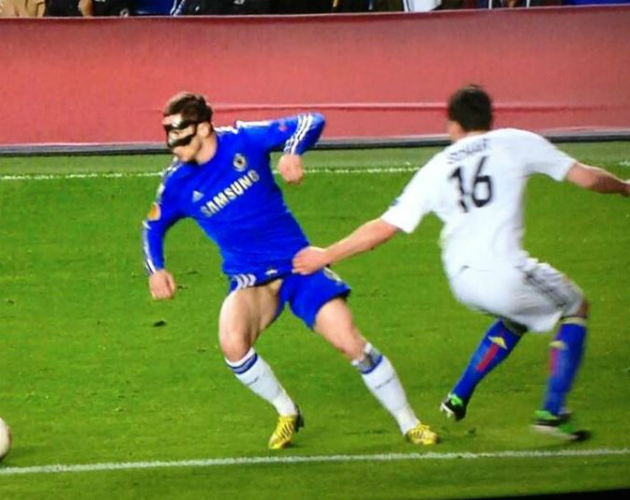 Un jugador del Basilea desnuda a Fernando Torres en el campo