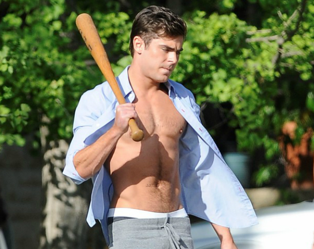 Zac Efron juega a beisbol enseñando pectorales