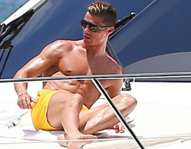 Cristiano Ronaldo sin camiseta se tuesta al sol en Miami