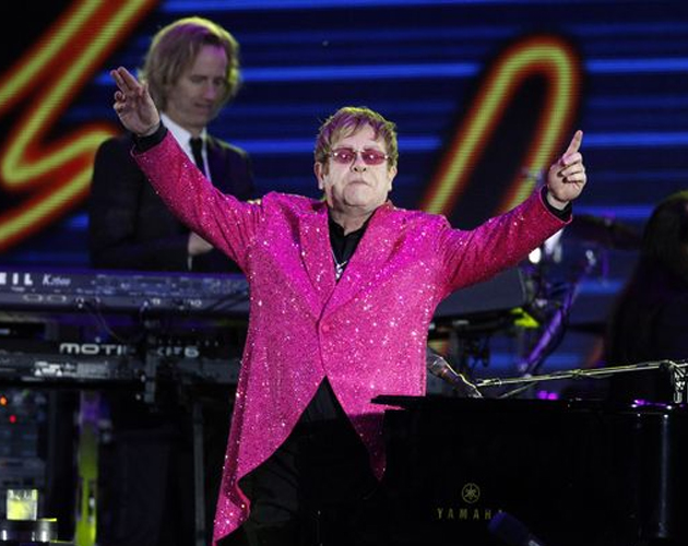 La ropa de Elton John en concierto, considerada "propaganda homosexual" por los comunistas rusos