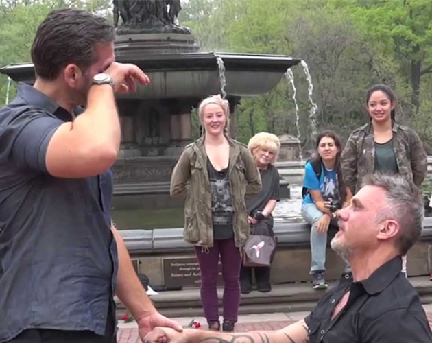 Una pareja gay se pide matrimonio con un flashmob en Central Park