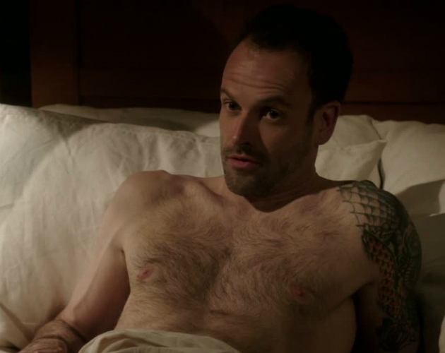 Jonny Lee Miller desnudo como el Sherlock Holmes más sexy de la tele