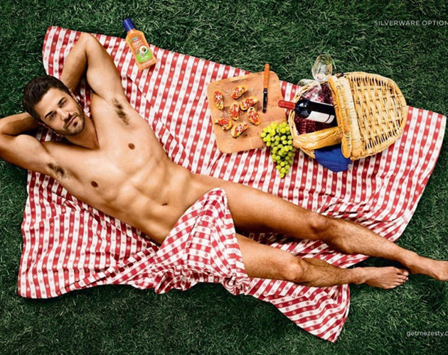 Un hombre desnudo anunciando salsa causa polémica en Estados Unidos