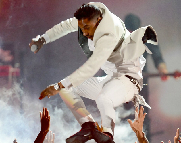 La mujer cuya cabeza aplastó Miguel en los Billboard Awards se plantea denunciar