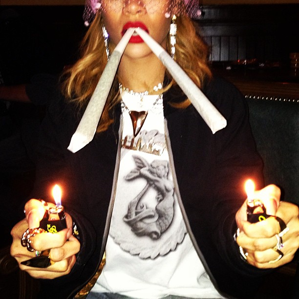Rihanna fuma porros