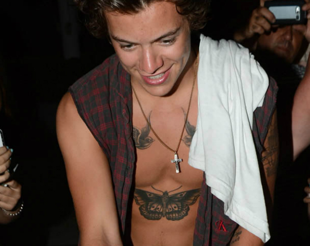 Harry Styles recibe a sus fans sin camiseta y presumiendo de tatuaje mariposa