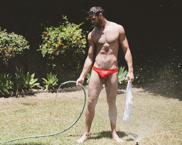 Chris Salvatore, casi desnudo y mojado en Los Ángeles
