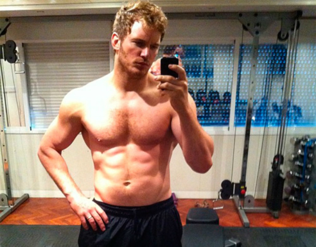 Chris Pratt pasa por el gym y mejora desnudo de cintura para arriba