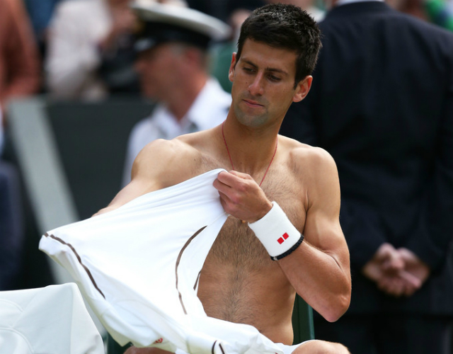 Novak Djokovic medio desnudo en Wimbledon