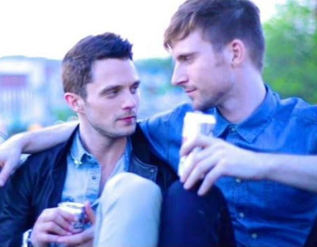 Eli Lieb estrena single, 'Young Love' y se besa con un chico en el vídeo