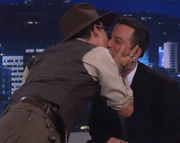 Johnny Depp y Jimmy Kimmel se besan en 'Jimmy Kimmel Live'