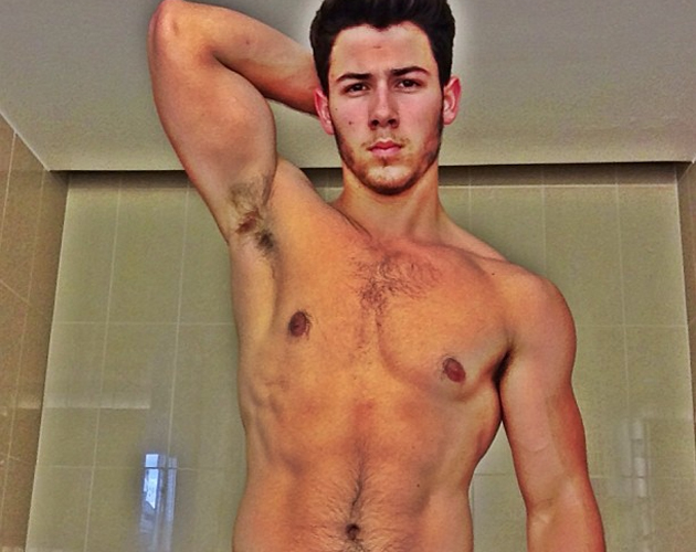 Nick Jonas presume de torso en Instagram
