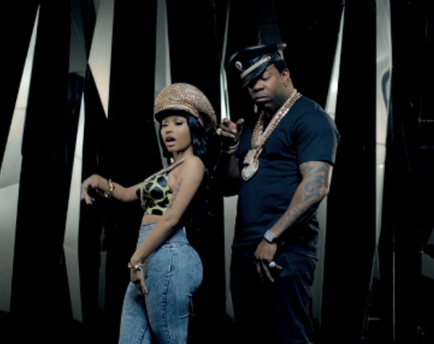 Nicki Minaj mueve el culo para Busta Rhymes en 'Twerk It'