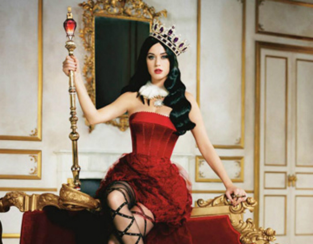 Katy Perry anuncia su perfume 'Killer Queen' con look Maria Antonieta
