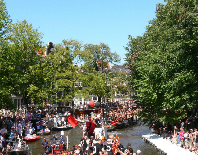 El Orgullo de Amsterdam apoya al colectivo LGBT de Rusia