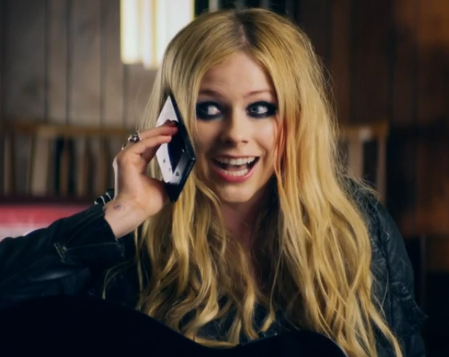 Avril Lavigne estrena el vídeo de 'Rock N Roll' y retrasa su disco