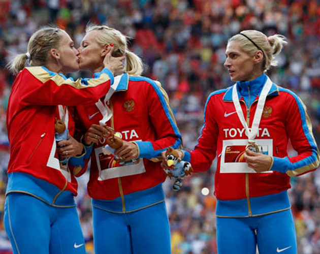 Dos atletas rusas se besan en el podio en Rusia
