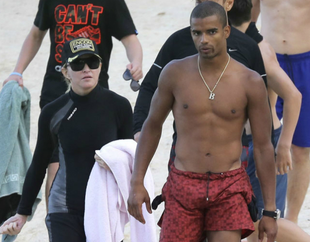 Brahim Zaibat, el novio de Madonna, presume de cuerpo en la playa