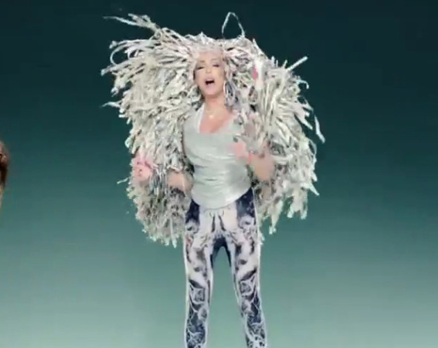 Cher luce la mejor peluca de la historia en el vídeo de 'Woman's World'