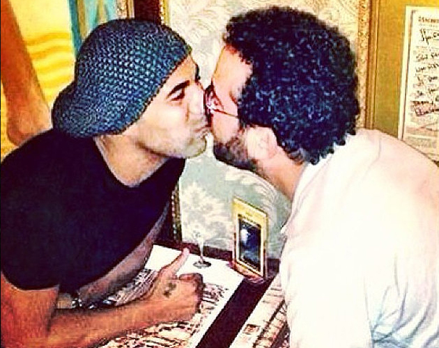 Homofobia en Brasil ante la foto de un futbolista besando a un amigo