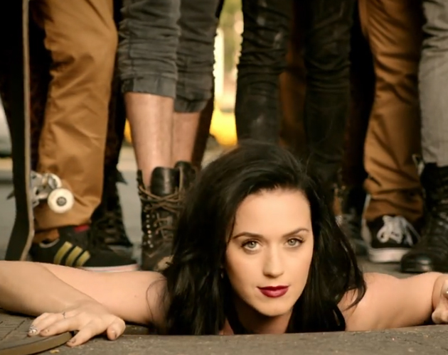 Katy Perry sale de una alcantarilla en su promo para los MTV VMA 2013