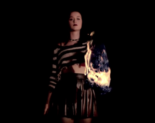 Katy Perry presenta 'Roar', nuevo single, quemando su pelo azul en un teaser