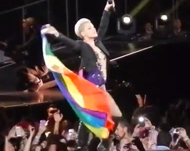 Pink responde a quienes la llaman lesbiana tras bailar con una bandera arcoíris